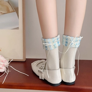 Chaussettes mi-hautes blanc crème style japonais avec volants à carreaux bleus et nœud blanc