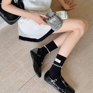 Chaussettes mi-mollet noires avec bord en dentelle blanche et étiquette style coréen