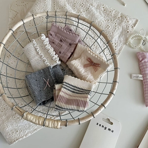 Détails de cinq paires de chaussettes en coton avec bordures en dentelle et nœuds décoratifs