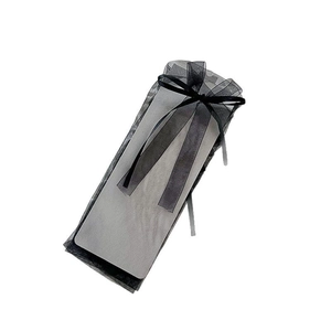 Schwarze Organza-Geschenktüte mit Seidenschleife und transparenter Netzstruktur