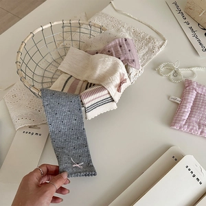Gros plan de chaussettes en tricot avec nœud et bords ondulés dans un panier