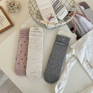 Détails de chaussettes douces à fleurs et pois avec bordure dentelle et nœuds