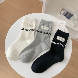 Chaussettes Mi-Mollet En Coton Pour Femmes Avec Bordure Ondulée Et Étiquette En Tissu Style Preppy Doux