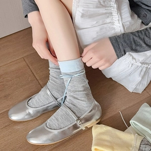 Calze di cotone grigie con fiocco azzurro e dettaglio del bordo a contrasto