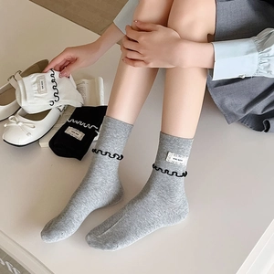 Chaussettes mi-mollet grises, noires et blanches avec étiquette dentelle et bordure