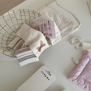 Détail de chaussettes en tricot avec des nœuds et des broderies florales aux tons pastel