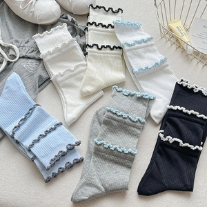 Détail de chaussettes style ballerine à volants en plusieurs coloris avec maille côtelée