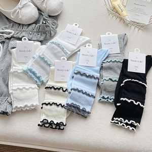 Chaussettes à volants douces en blanc, beige, bleu et gris avec ballerines élégantes