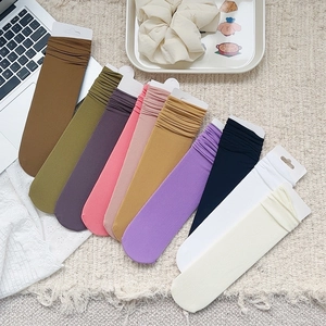 Vue détaillée de l'ensemble de chaussettes en velours côtelé aux couleurs vives
