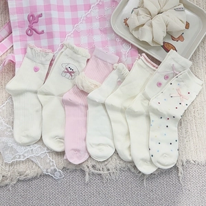 Calzini stile giapponese a pois rosa e bianchi con fiocchi e ricami a cuore