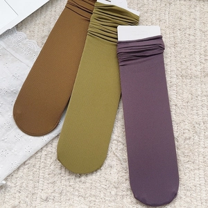 Lot de trois paires de chaussettes en velours aux couleurs bonbon marron et vert