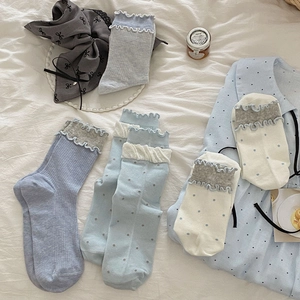 Vue détaillée de chaussettes en coton de style coréen avec volants et motifs à pois