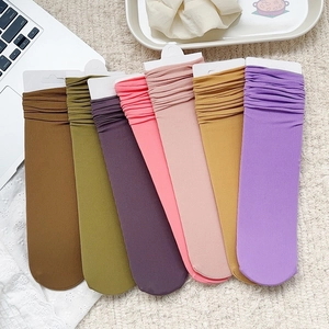 Chaussettes en velours aux couleurs acidulées avec texture côtelée et volants aux bords