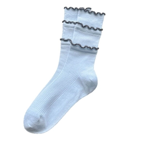 Chaussettes japonaises bleu clair à côtes avec bordure volantée grise pour femmes