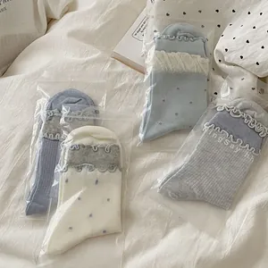 Détails des bords à volants et motifs à pois sur des chaussettes en coton pastel doux