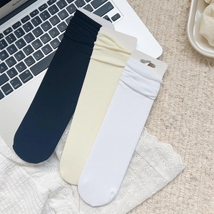 Détails de la texture des chaussettes en velours en noir, beige et blanc pur