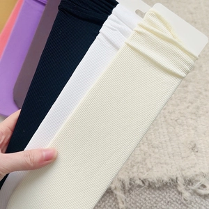 Détail de la maille verticale fine et du tissu doux et élastique des chaussettes en velours