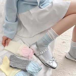 Détails des bords volantés et maille côtelée des chaussettes plissées style ballet