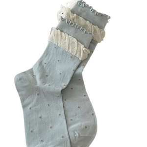 Chaussettes mi-mollet bleu clair à pois avec bordure en dentelle à trois couches