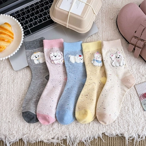 Détail de cinq paires de chaussettes avec broderie de chien et mouchetures colorées