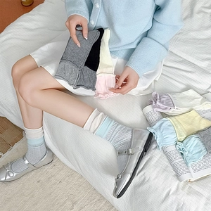 Détail de chaussettes colorées style ballerine avec bords ondulés et maille fine