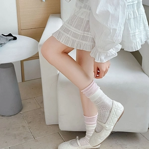 Détail de chaussures Mary Jane matelassées avec boucle perle et chaussettes en maille