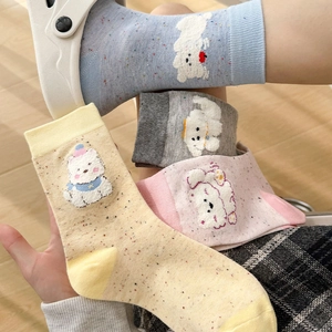 Détail de chaussettes en coton moucheté avec écussons d'animaux mignons en pastel