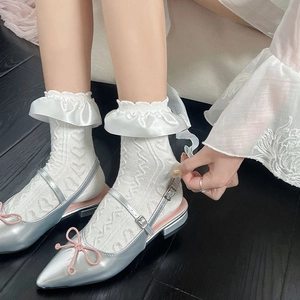 Détail de Mary Janes argentées avec nœud rose et chaussettes en dentelle Lolita
