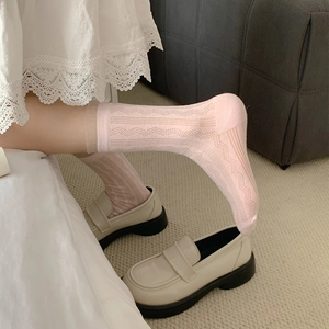 Chaussettes en dentelle rose avec rayures verticales et tricot ondulé, portées avec chaussures