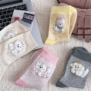 Vue détaillée de chaussettes en fil moucheté avec broderies peluches de chien et d'ours