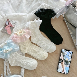 Détail de quatre paires de chaussettes Lolita avec dentelle et texture jacquard
