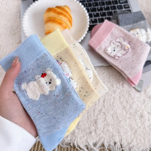 Vue détaillée de chaussettes en coton moucheté avec broderie mignonne d'un ours