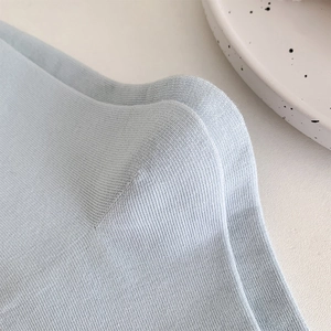 Primo piano dettagliato del tallone della calza in maglia azzurra con trama fine