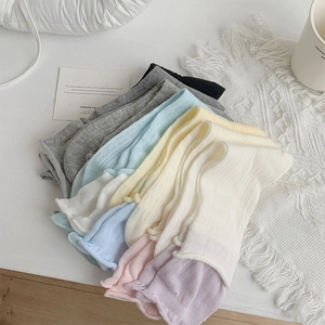 Gros plan de chaussettes en tricot colorées avec bords ondulés et texture côtelée