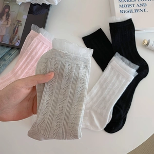 Détail de chaussettes en coton pour filles avec dentelle et texture tricotée verticale