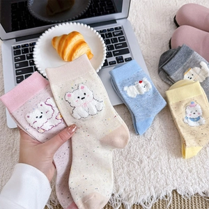 Gros plan de broderies chien mignon sur chaussettes en coton moucheté doux