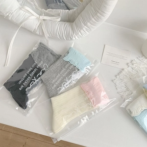 Détail de chaussettes à volants en cinq couleurs Morandi avec emballage individuel zippé