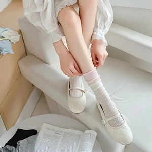 Détail de ballerines matelassées avec perles et chaussettes à texture douce