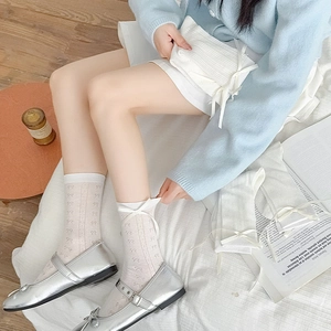 Chaussettes blanches à nœud papillon avec résille cœur et textures verticales