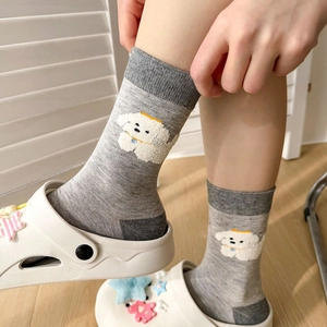 Chaussettes gris clair avec motif de chien de dessin animé blanc et maille de coton douce