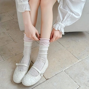 Ballerines Mary Jane blanches matelassées avec boucle perle et chaussettes résille