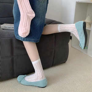 Vue détaillée des chaussettes en maille à rayures roses et dentelle blanche avec ballerines