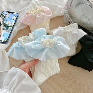 Chaussettes en tricot détaillées avec motifs de cœur et grands volants en satin colorés