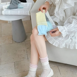 Détail de chaussettes en coton respirant avec bords roulés contrastés en tons pastel