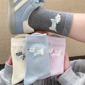 Dettaglio calzini con fiocchi 3D e jacquard cane carino in quattro colori pastello