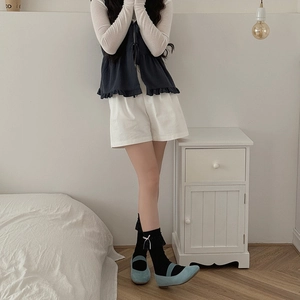 Détail de chaussettes Lolita noires avec dentelle blanche et noeud papillon élégant
