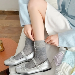 Chaussures Mary Jane métallisées argent avec nœud et bride à boucle sur chaussettes grises