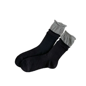 Chaussettes japonaises noires à côtes avec bords volantés gris pour femmes élégantes