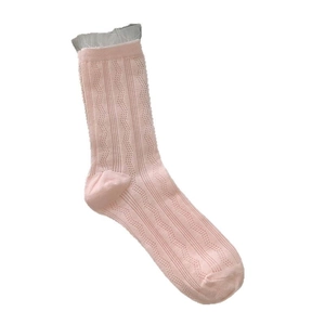 Chaussettes rose pâle avec côtes verticales, dentelle ajourée et revers en résille à volants