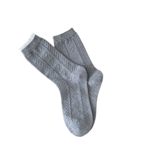 Grey cotton socks with heart jacquard, cable knit pattern and comfortable ribbed cuffs